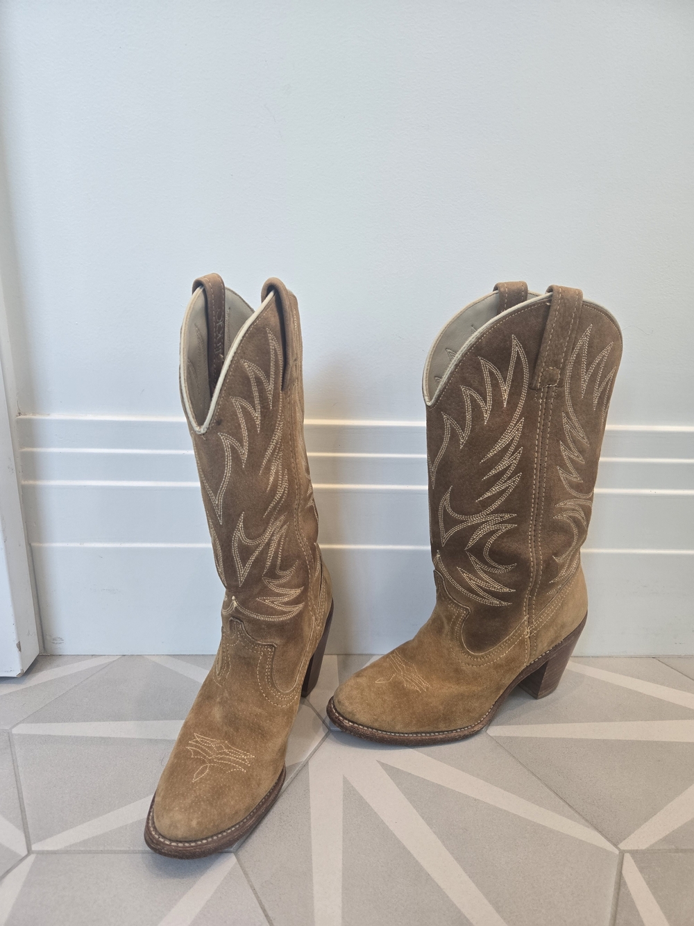 Classic DINGO VINTAGE Women's Tan Suede Western Boots - Picture 2 of 8